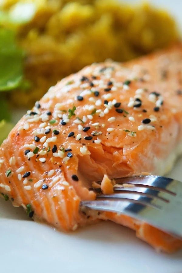 Baked salmon fillet with sesame